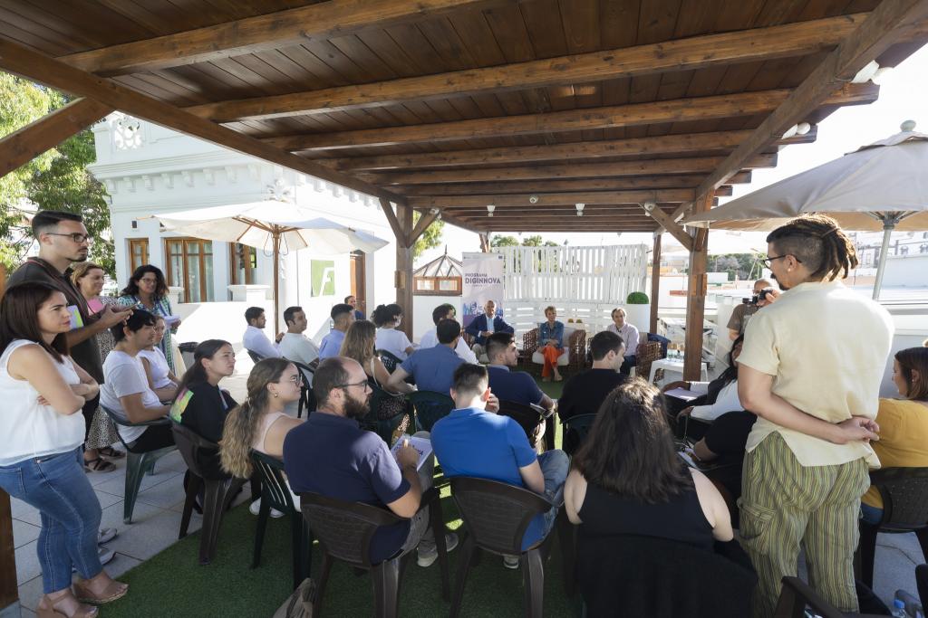 "Dinamizadores del Programa Diginnova participan en un encuentro en la Terraza de la Fundación Universitaria de Las Palmas"